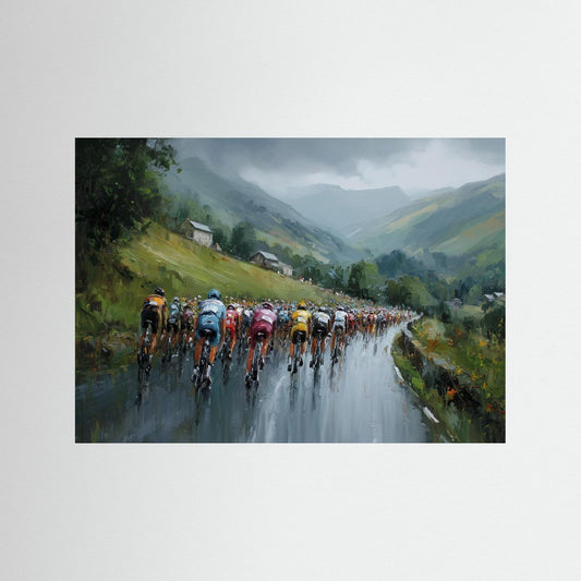 Ein großes Peloton fährt durch ein regennasses Tal, umgeben von grünen Berghängen und einer beeindruckenden Gebirgslandschaft. Das impressionistische Gemälde verbindet die Schönheit der Natur mit der Faszination des Radsports.