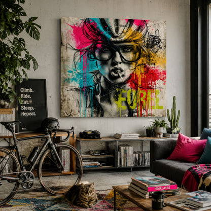 Farbenfrohes Pop-Art Leinwandbild mit Rennradfahrerin, Helm und Sportbrille. Moderne Radsportkunst für Wohnzimmer, Büro oder Trainingsraum.