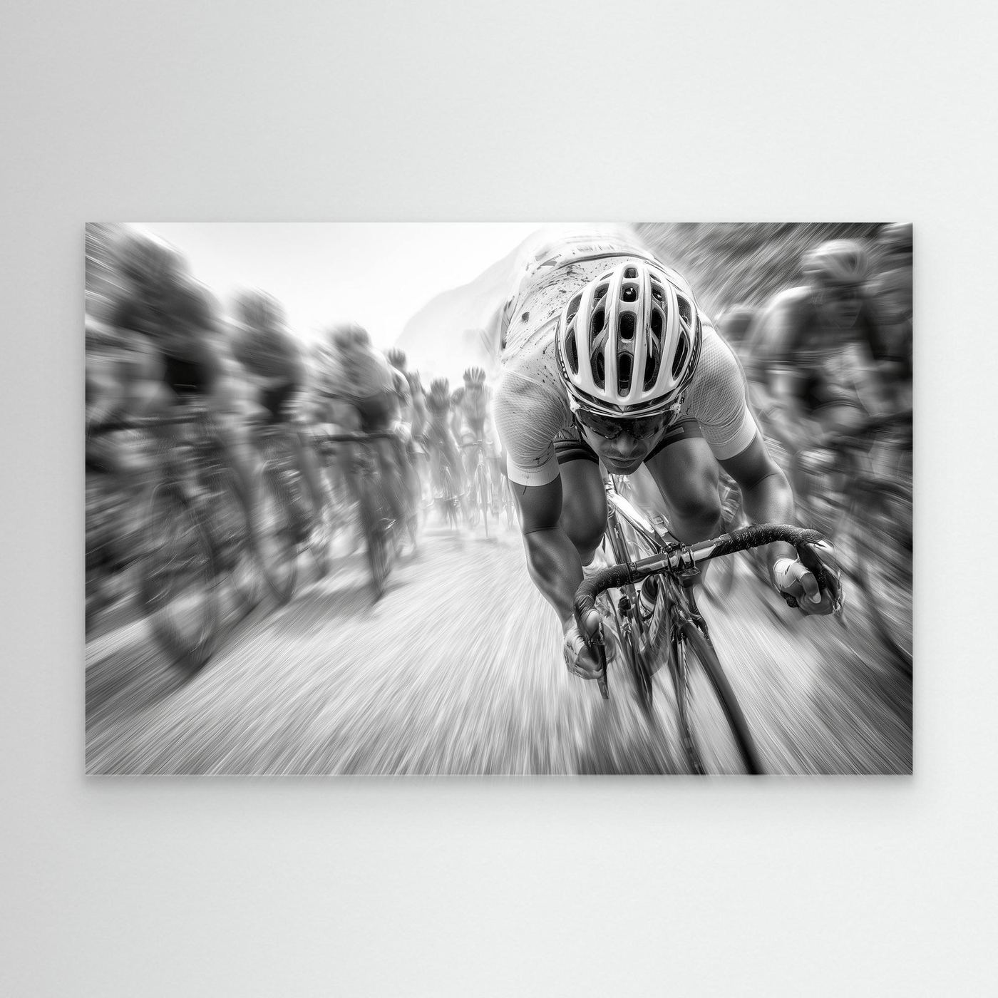 Schwarz-Weiß Radrennen Bild mit Rennradfahrer im Peloton und dynamischer Perspektive